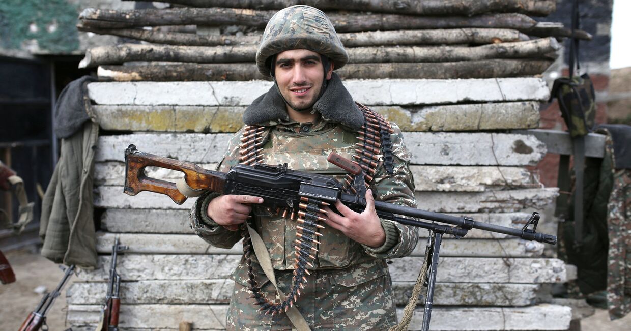 Армянский солдат позирует в зоне Карабахского конфликта