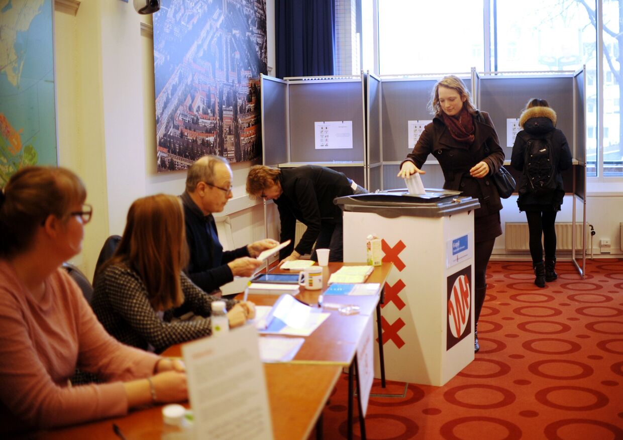 Избиратели во время голосования об ассоциации Украины с ЕС в Амстердаме