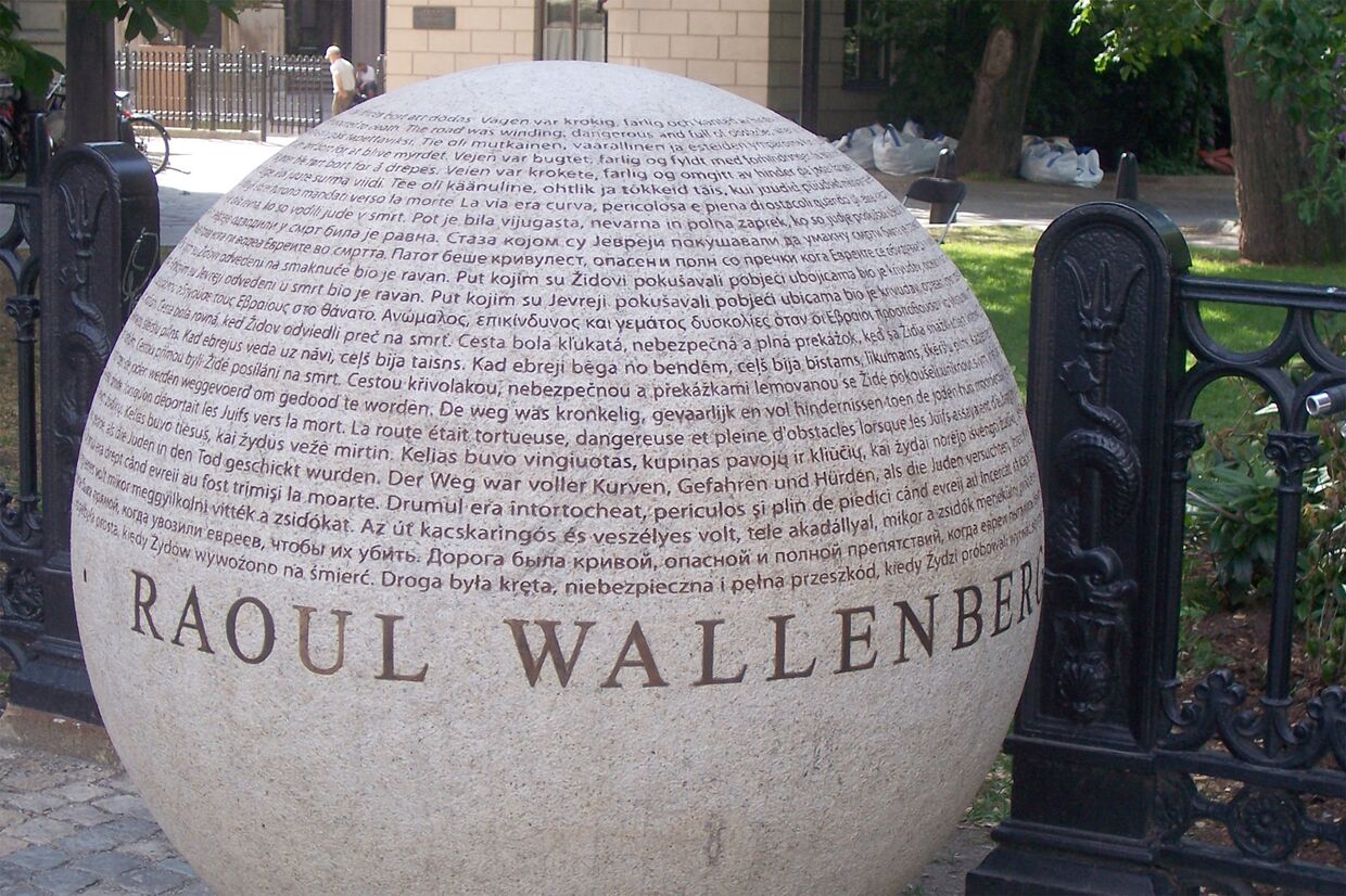Памятник Раулю Валленбергу в центре Стокгольма