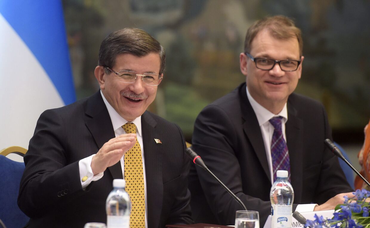 Премьер-министр Турции Ахмет Давутоглу и премьер-министр Финляндии Юха Пеетри Сиипиля