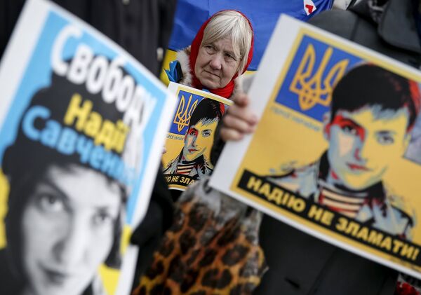 Участники акции протеста перед посольством России в Киеве требуют освобождения пилота Надежды Савченко Участники акции протеста перед посольством России в Киеве требуют освобождения пилота Надежды Савченко