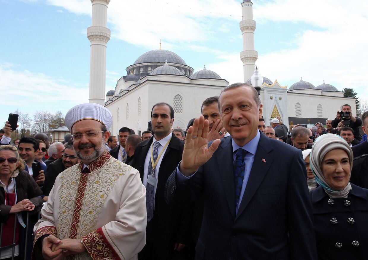 Реджеп Тайип Эрдоган, Эмине Эрдоган и Мехмет Гёрмез на открытии исламского культурного центра в Мэриленде