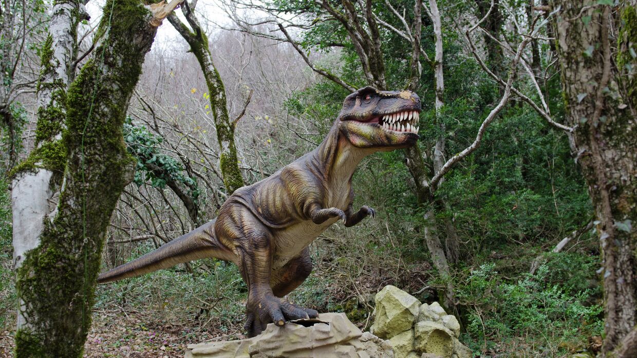 Динозавры в Государственном заповеднике Сатаплия около города Кутаиси в Грузии.