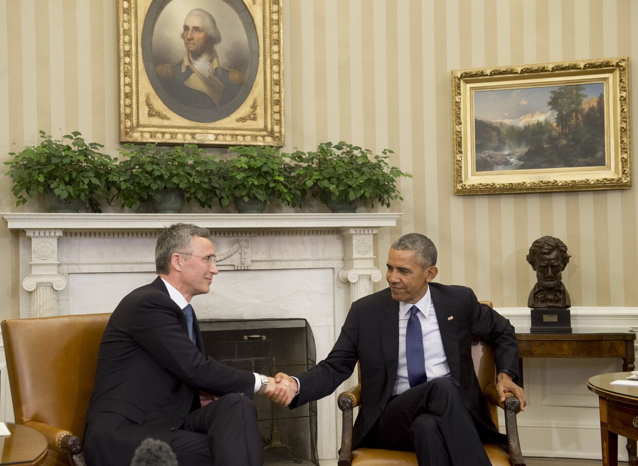 Генеральный секретарь НАТО Йенс Столтенберг и президент США Барак Обама во время встречи в Овальном кабинете в Белом доме