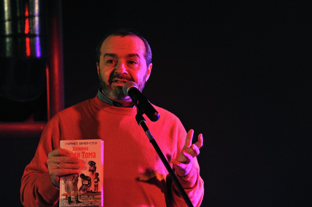 Виктор Шендерович на акции СочИтание, прошедшей в Москве