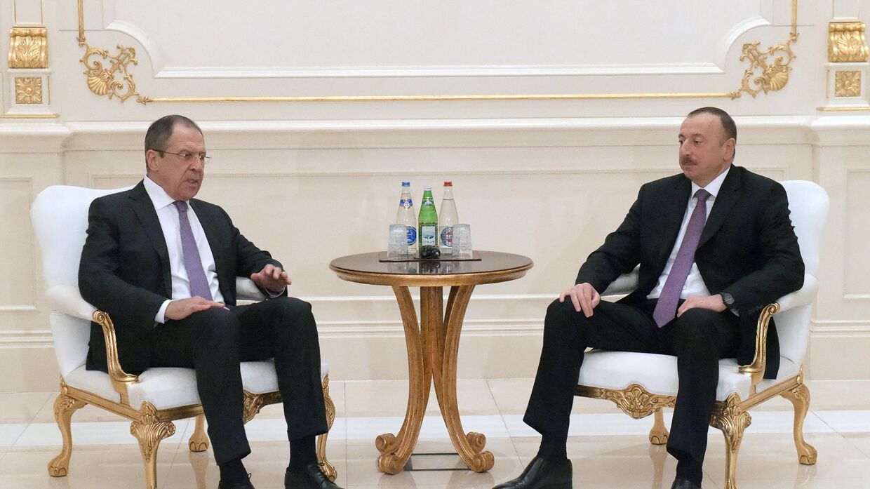 Министр иностранных дел РФ Сергей Лавров и президент Азербайджана Ильхам Алиев во время встречи в Баку