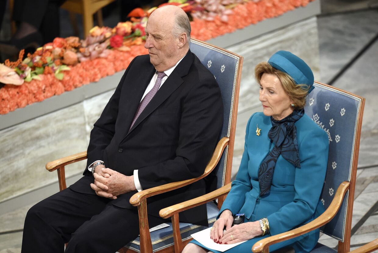 Король Норвегии Харальд V и королева Соня присутствуют на церемонии вручения Нобелевской премии
