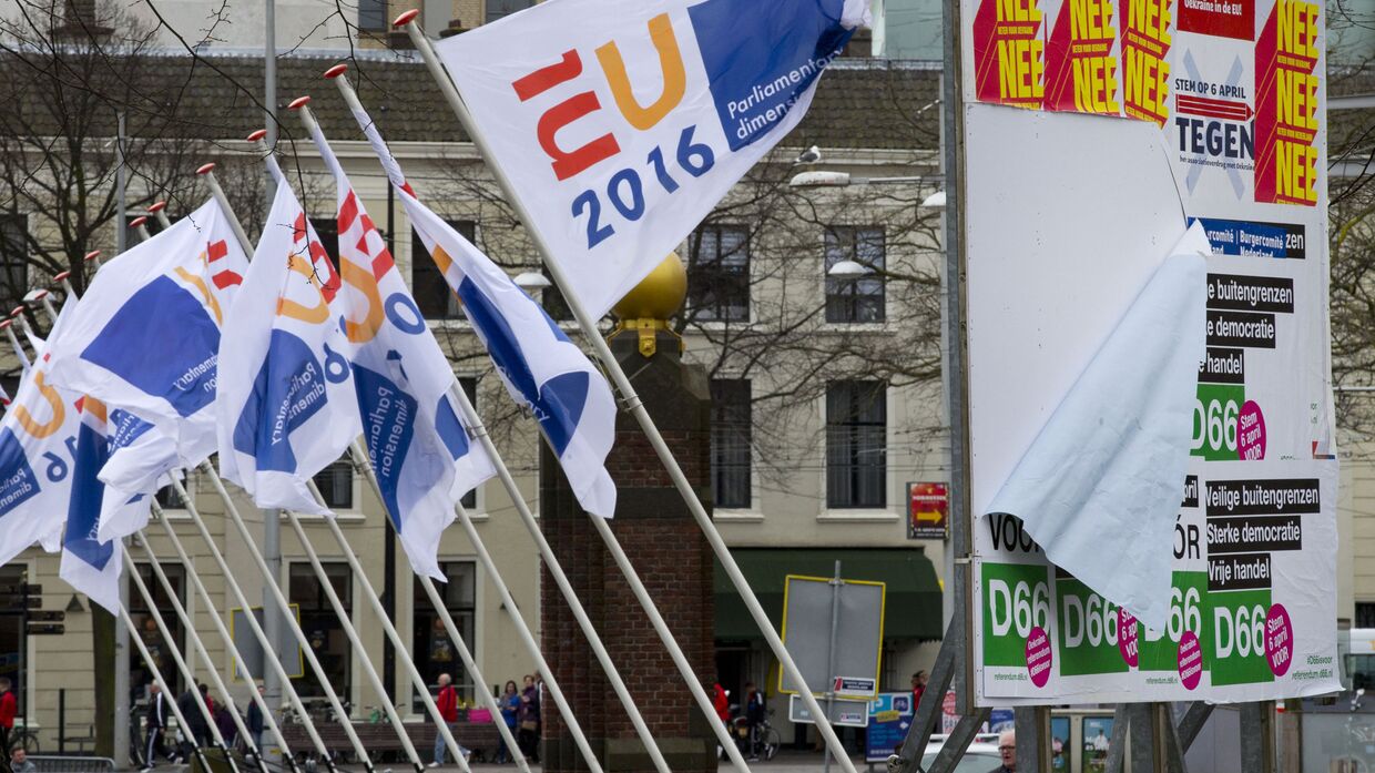 Флаги председательства Нидерландов в ЕС и агитационные плакаты против референдума об ассоциации Украины с ЕС