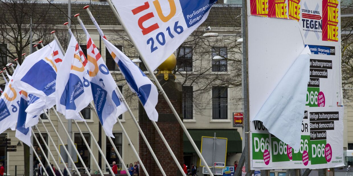 Флаги председательства Нидерландов в ЕС и агитационные плакаты против референдума об ассоциации Украины с ЕС
