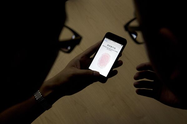 Пользователи iphone 5s в целях безопасности настраивают распознавание отпечатков пальцев на своем смартфоне Пользователи iphone 5s в целях безопасности настраивают распознавание отпечатков пальцев на своем смартфоне