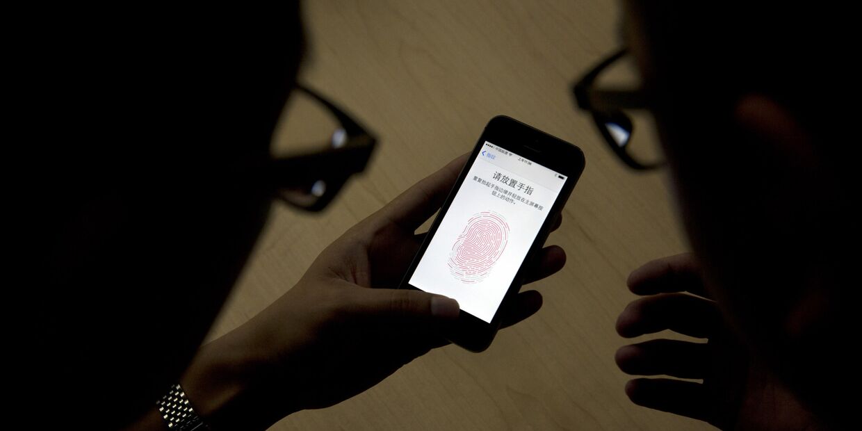 Пользователи iphone 5s в целях безопасности настраивают распознавание отпечатков пальцев на своем смартфоне