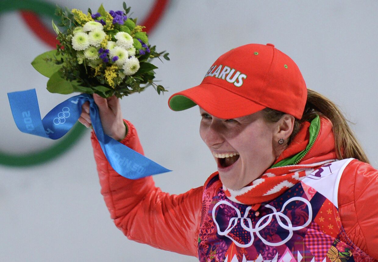 Дарья Домрачева (Белоруссия), завоевавшая золотую медаль в индивидуальной гонке на соревнованиях по биатлону среди женщин