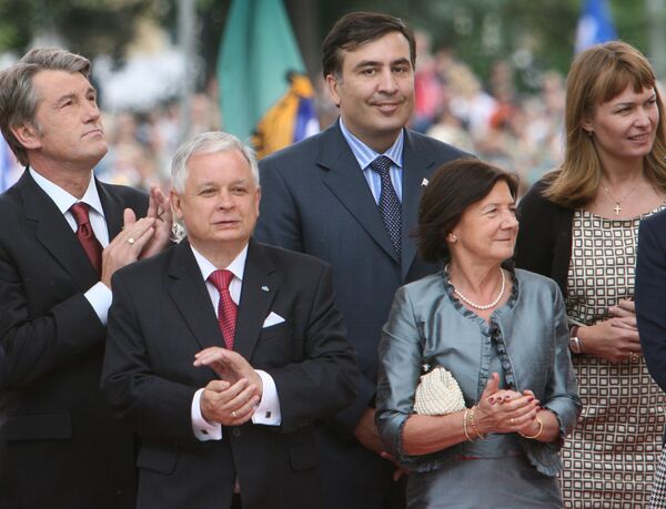 Президент Украины Виктор Ющенко, президент Польши Лех Качиньский, президент Грузии Михаил Саакашвили, супруга президента Польши Мария и супруга президента Грузии Сандра Рулофс Президент Украины Виктор Ющенко, президент Польши Лех Качиньский, президент Грузии Михаил Саакашвили, супруга президента Польши Мария и супруга президента Грузии Сандра Рулофс