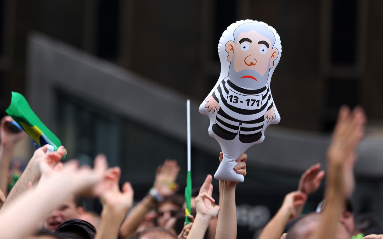 Надувная кукла с портретом экс-президента Лулу да Силва во время демонстрации в городе Сан-Паулу