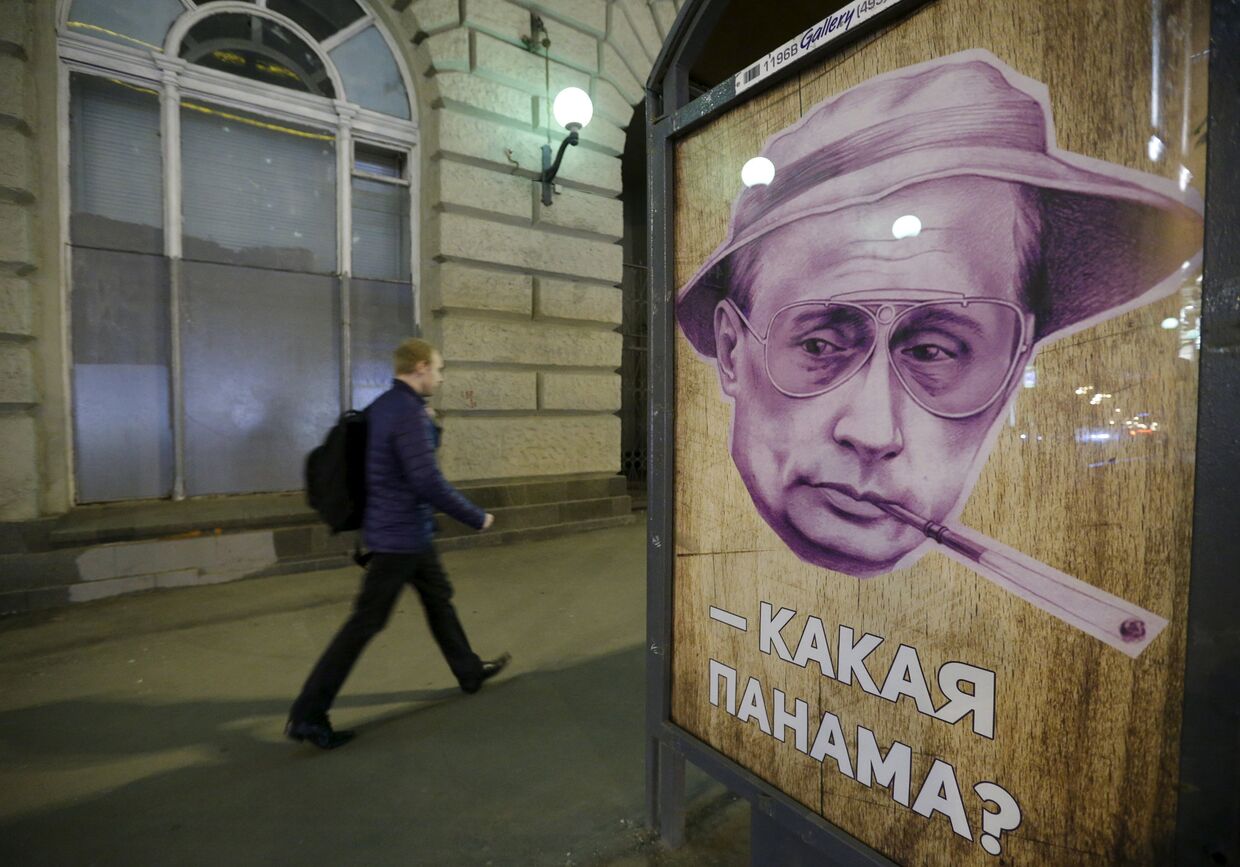 Постер с изображением Владимира Путина на автобусной остановке в Москве