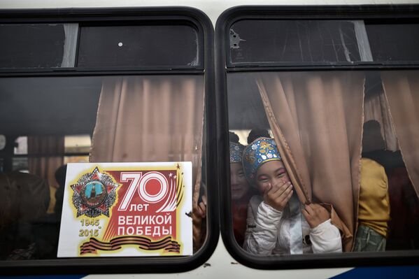 Молодые актрисы в автобусе на территории города Байконур