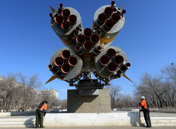 Дворники убирают территорию возле ракеты «Союз» в городе Байконур