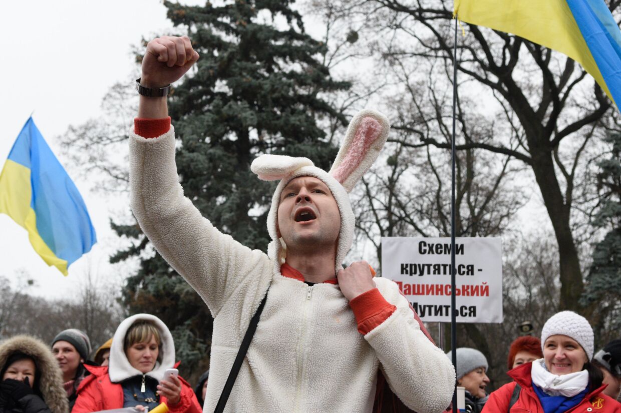 Участник акции протеста с требованием отставки правительства Украины перед зданием Верховной Рады в Киеве