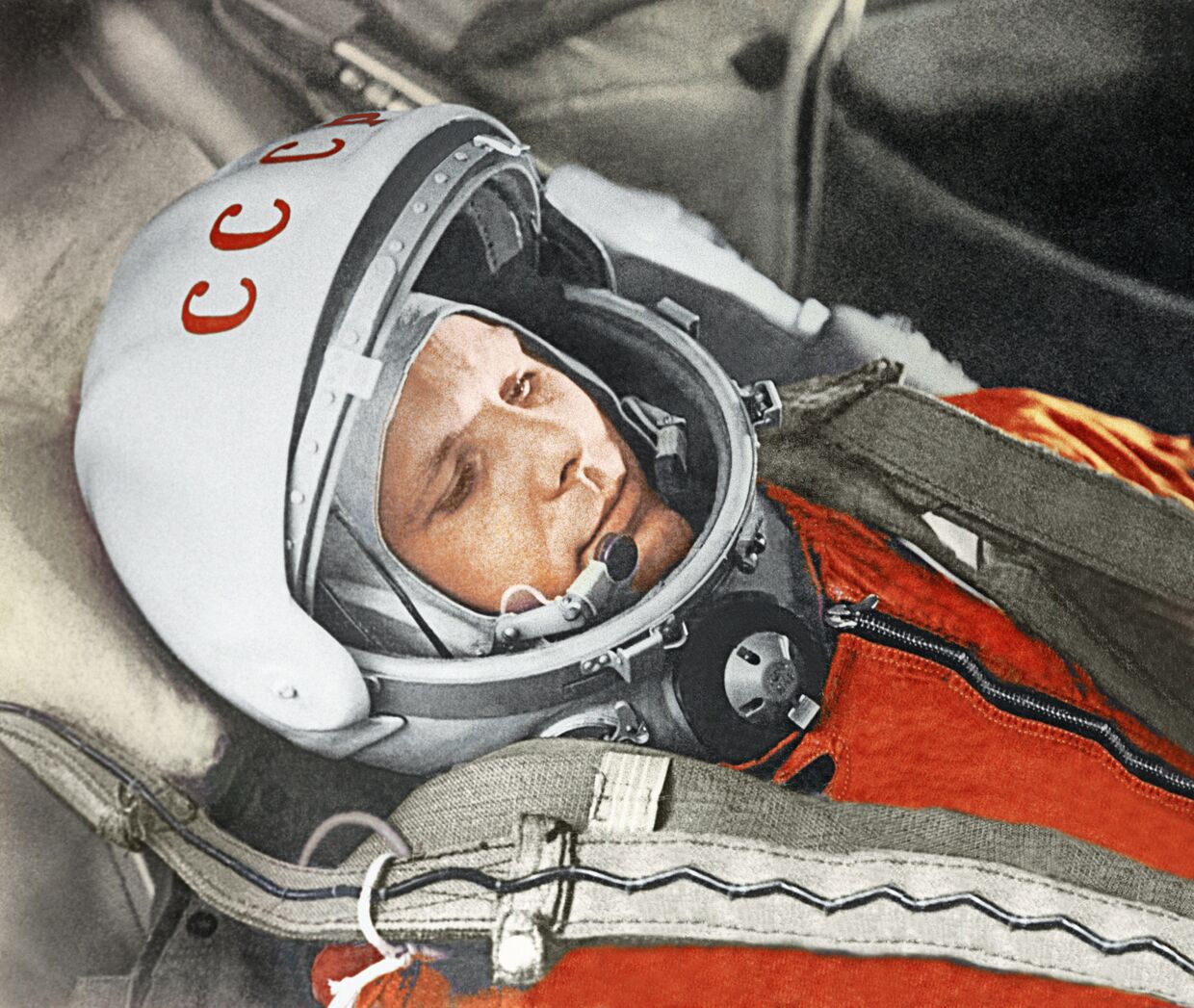 Летчик-космонавт Юрий Гагарин в кабине космического корабля «Восток»