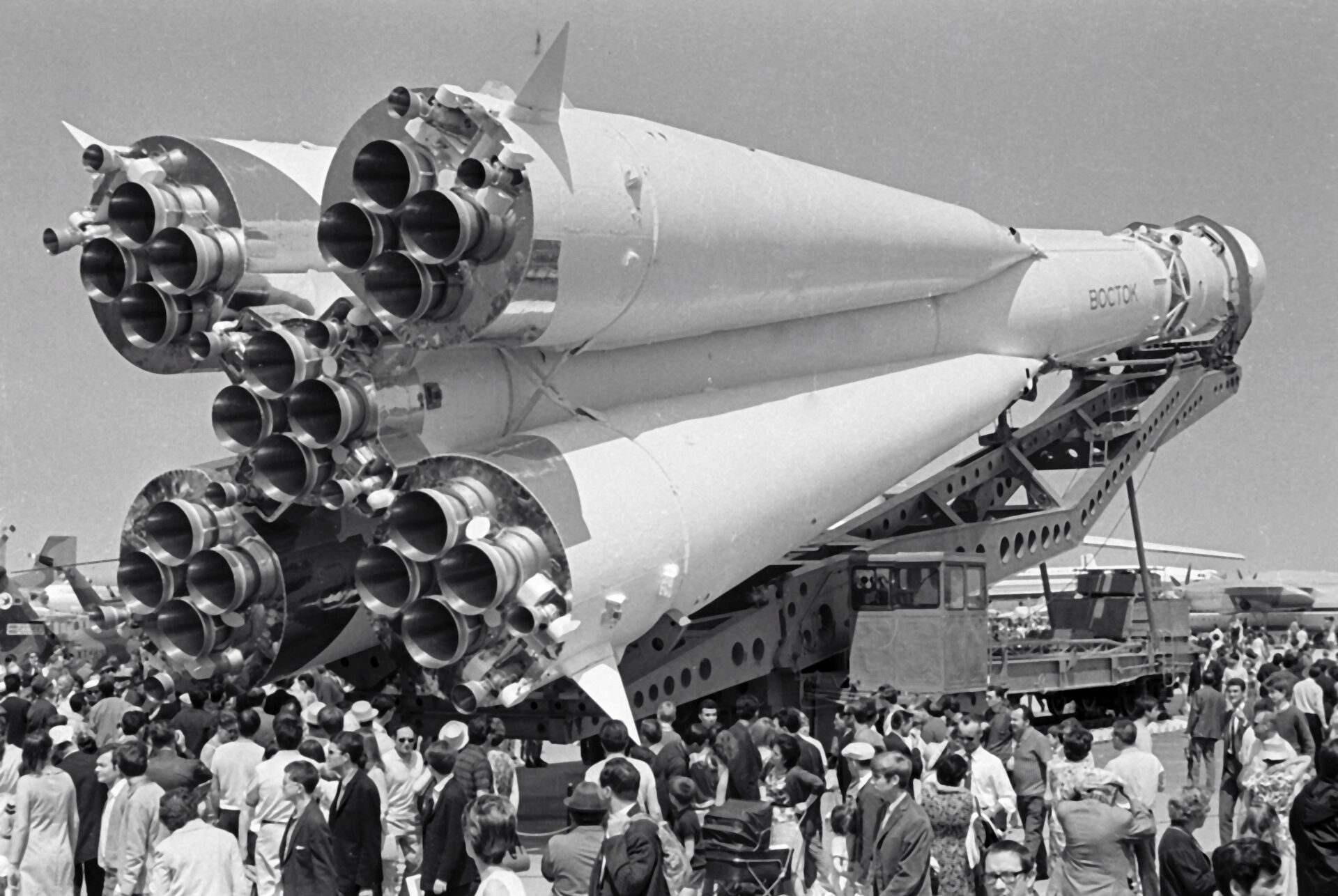 Первый корабль полетевший в космос. Ракета носитель Восток СССР. Ракета Восток 1 СССР. Ракета р7 Королев. Космический корабль Восток Королев.
