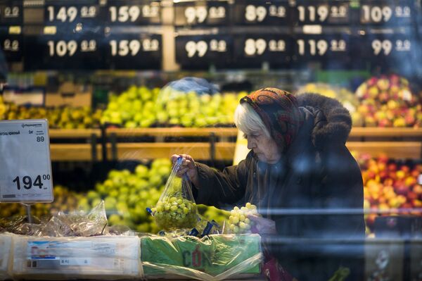 Пожилая женщина делает покупки в одном из магазинов в центре Москвы Пожилая женщина делает покупки в одном из магазинов в центре Москвы