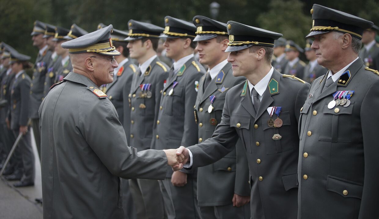 Глава Генерального штаба Генерал Отмар Комменда поздравляет офицеров