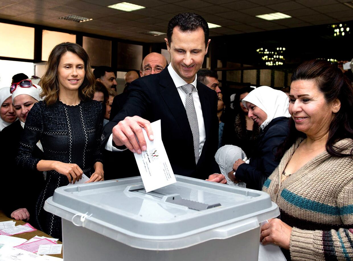 Президент Сирии Башар Асад и его супруга проголосовали на парламентских выборах на избирательном участке «Асад» в Дамаске