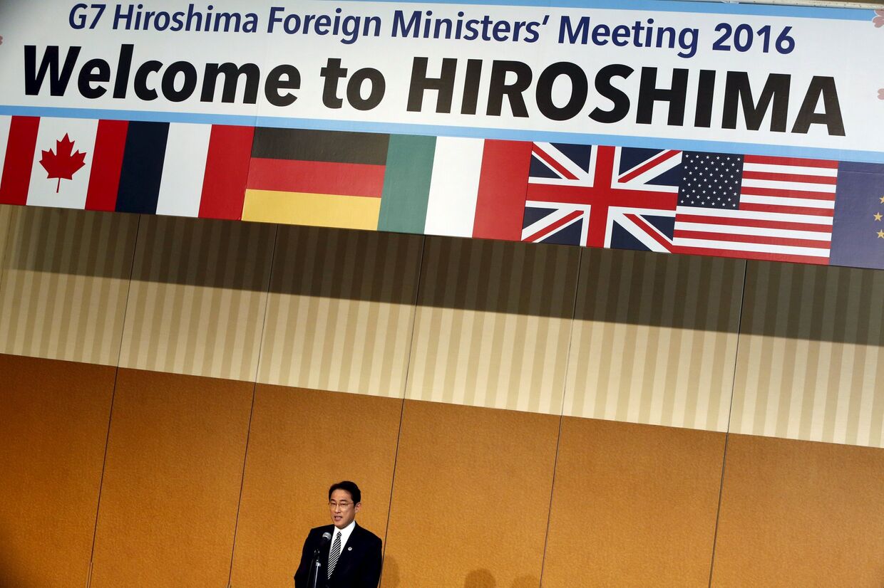 Глава МИД Японии Кишида приветствует участников саммита министров иностранных дел стран G7, 10 апреля 2016