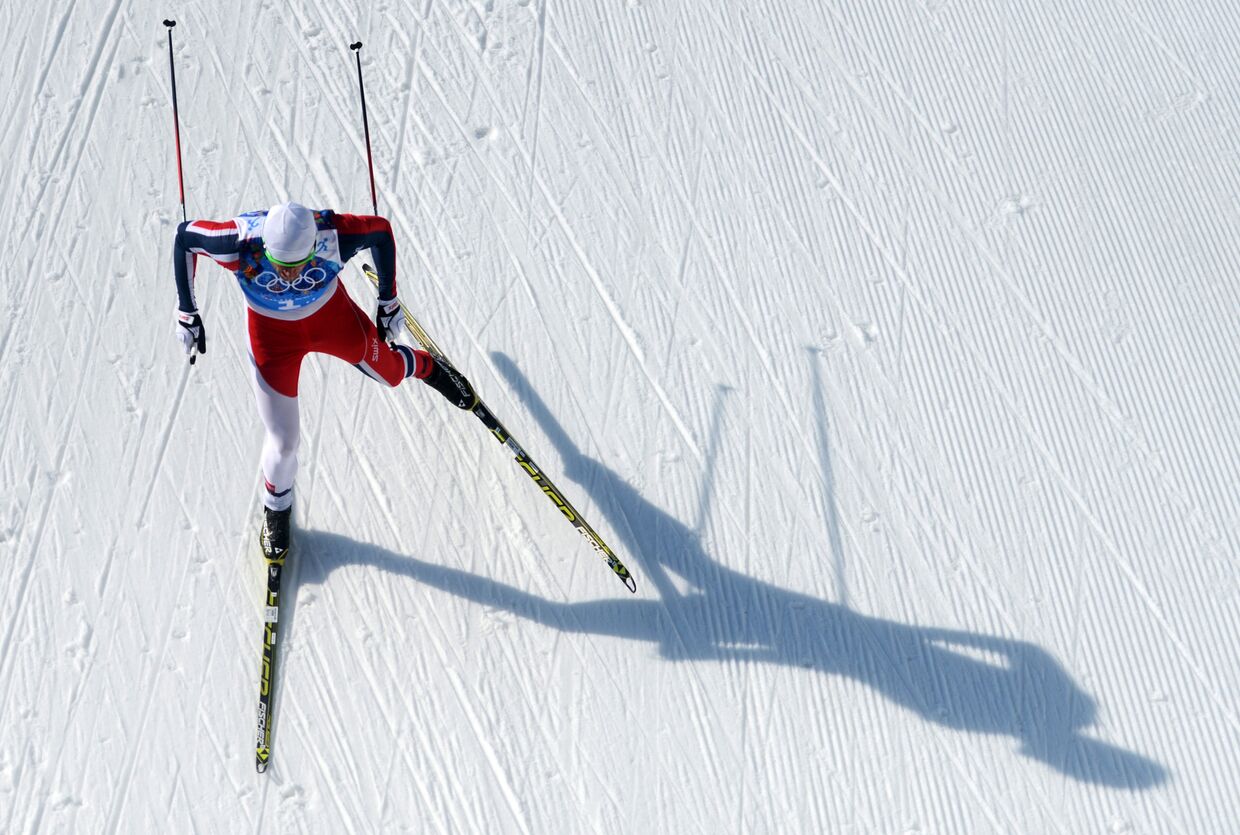 Петтер Нортуг (Норвегия) на дистанции эстафеты в соревнованиях по лыжным гонкам среди мужчин на XXII зимних Олимпийских играх в Сочи