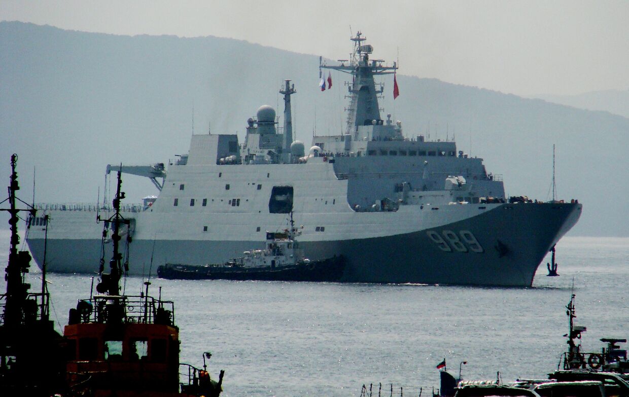 Десантный корабль Чанбайшань, прибывший во Владивосток в составе отряда из семи кораблей ВМС Китая для участия во втором этапе учений Морское взаимодействие - 2015