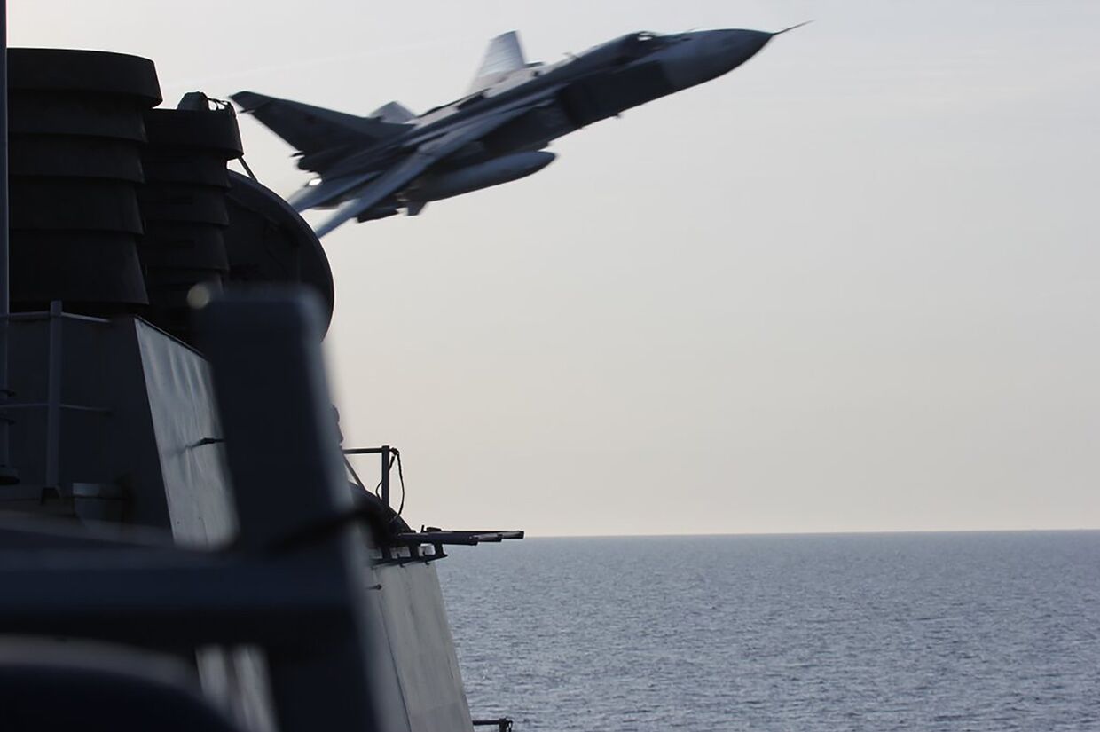 Российский Су-24 над американским эсминцем USS Donald Cook