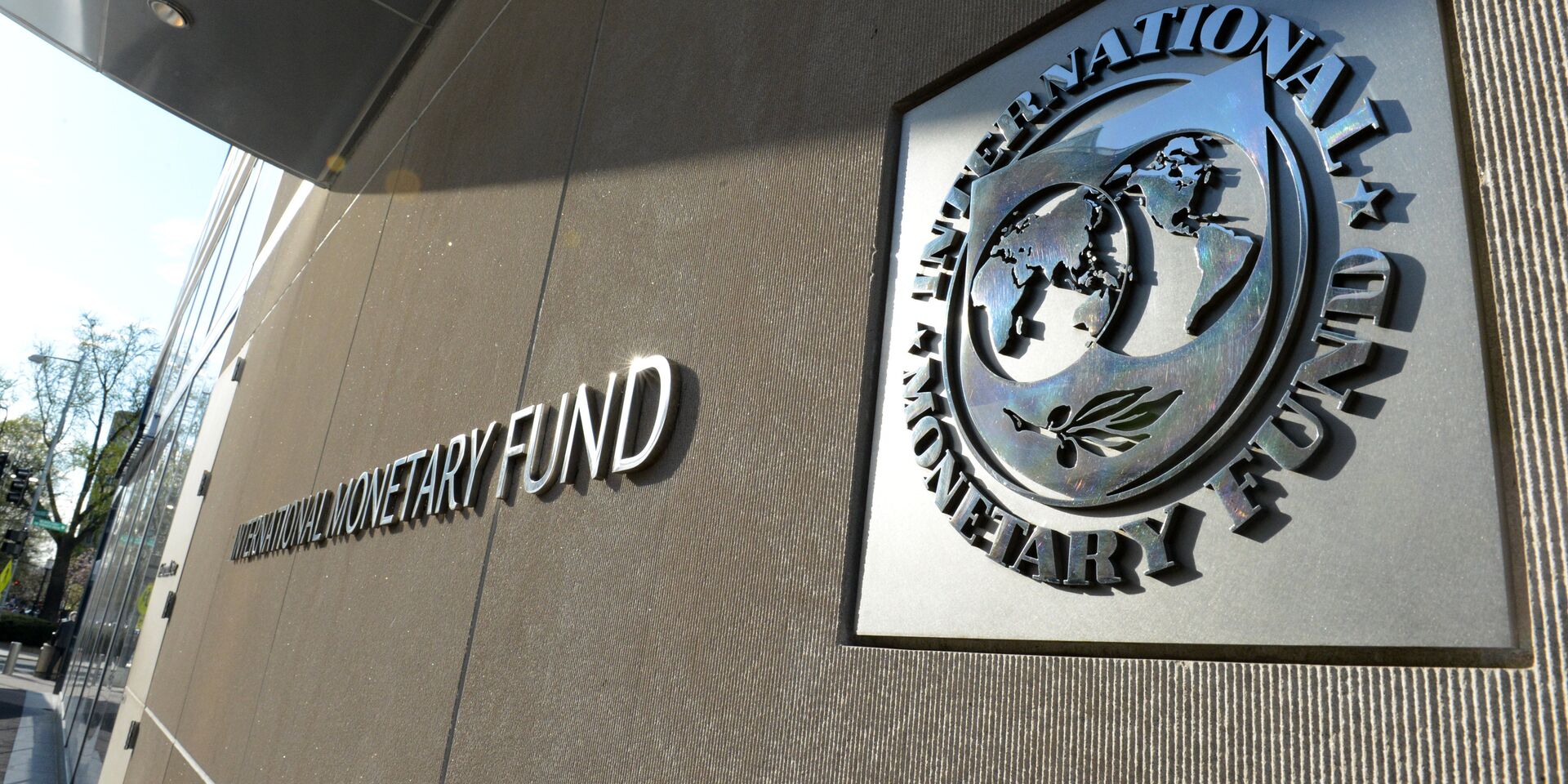 Табличка с логотипом Международного валютного фонда на стене здания МВФ - ИноСМИ, 1920, 30.11.2020