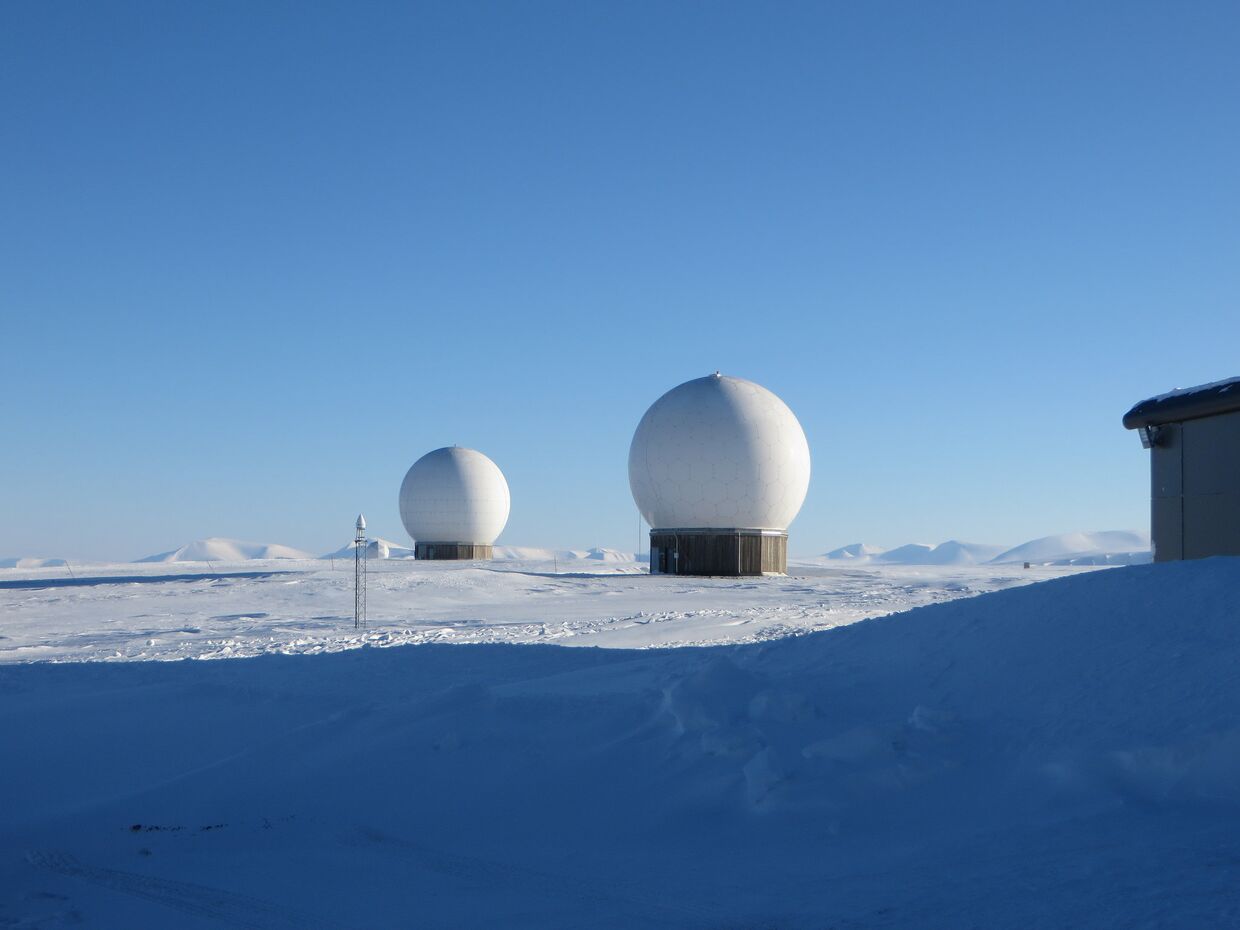 Станции спутниковой связи в горах на архипелаге Шпицберген