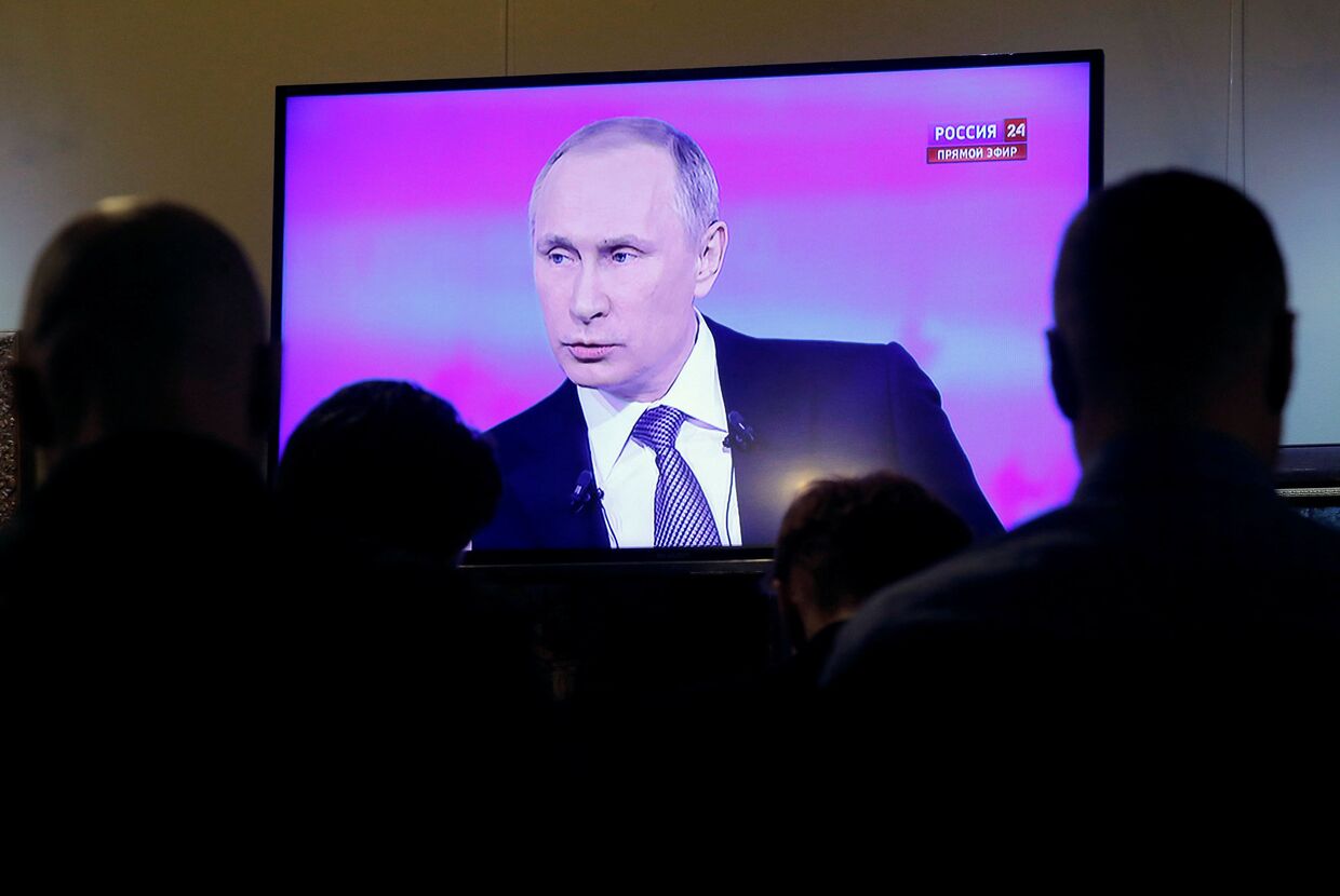 Журналисты смотрят трансляцию ежегодной специальной программы «Прямая линия с Владимиром Путиным»