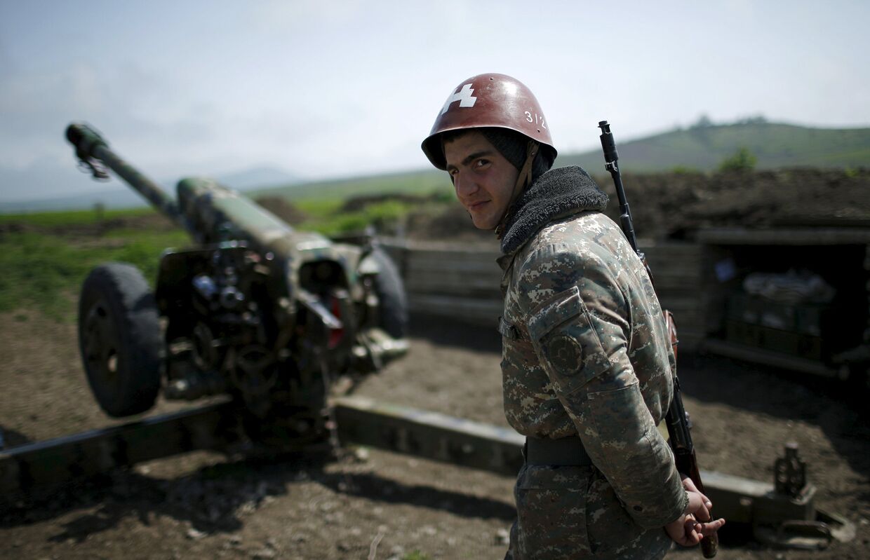 Армянский солдат на артиллерийской позиции