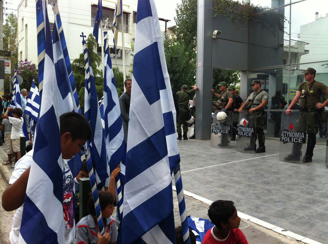 Греческие цыгане протестуют в Афинах против решения о сносе табора