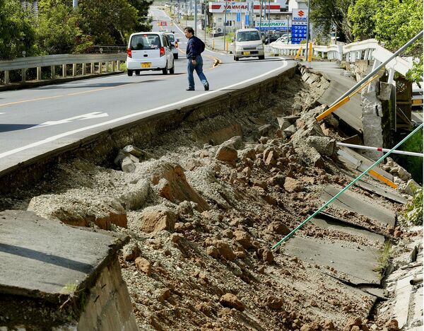 Разрушенная автодорога в результате землетрясения в Японии. Кумамото, Япония. Апрель 2016