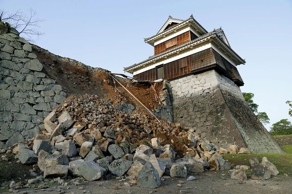 Поврежденная в результате землетрясения стена замка Кумамото в Японии. Апрель 2016