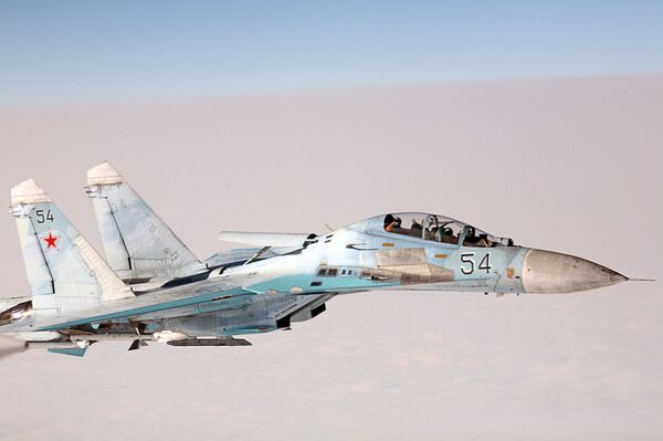 Норвежский летчик ВВС на истребителе F-16 сфотографировал российский самолет Су-27 в сопровождении Ил-78 и Ту-95 (вне кадра) Норвежский летчик ВВС на истребителе F-16 сфотографировал российский самолет Су-27 в сопровождении Ил-78 и Ту-95 (вне кадра)
