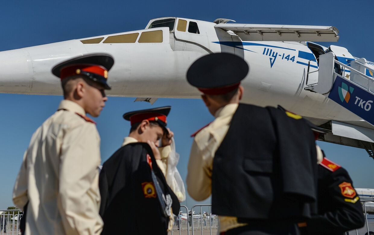 Посетители выставки осматривают самолет Ту-144 во время открытия Международного авиационно-космического салона МАКС-2015