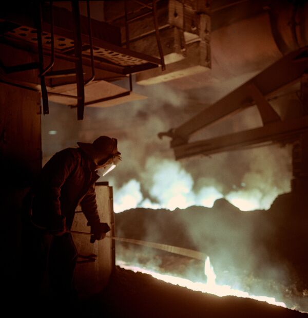 В одном из цехов Магнитогорского металлургического комбината В одном из цехов Магнитогорского металлургического комбината