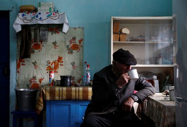 Житель зоны отчуждения Чернобыльской АЭС в своем доме