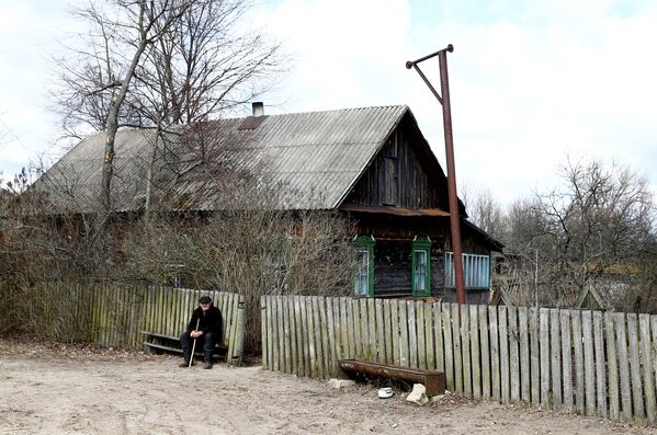 Житель зоны отчуждения Чернобыльской АЭС возле своего дома