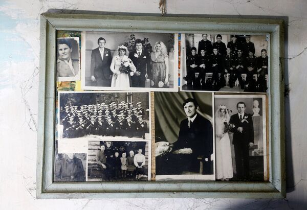 Фотографии на стене в доме жителя зоны отчуждения Чернобыльской АЭС