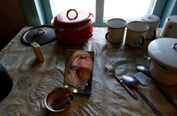 Житель зоны отчуждения Чернобыльской АЭС в своем доме