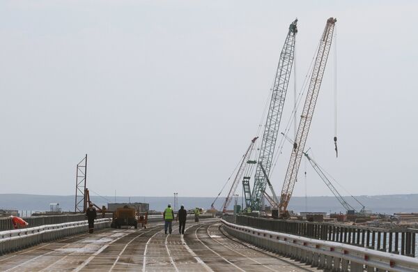 Установка временного моста для технических нужд перед началом строительства Керченского моста в окрестностях порта Тамань Установка временного моста для технических нужд перед началом строительства Керченского моста в окрестностях порта Тамань