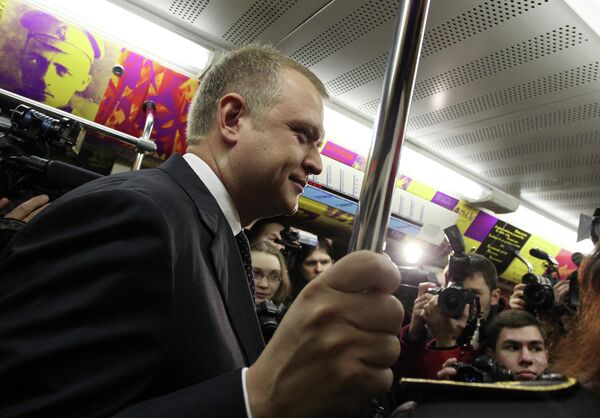 Руководитель Департамента культуры Москвы Сергей Капков в вагоне «Поезда поэзии» в московском метро Руководитель Департамента культуры Москвы Сергей Капков в вагоне «Поезда поэзии» в московском метро