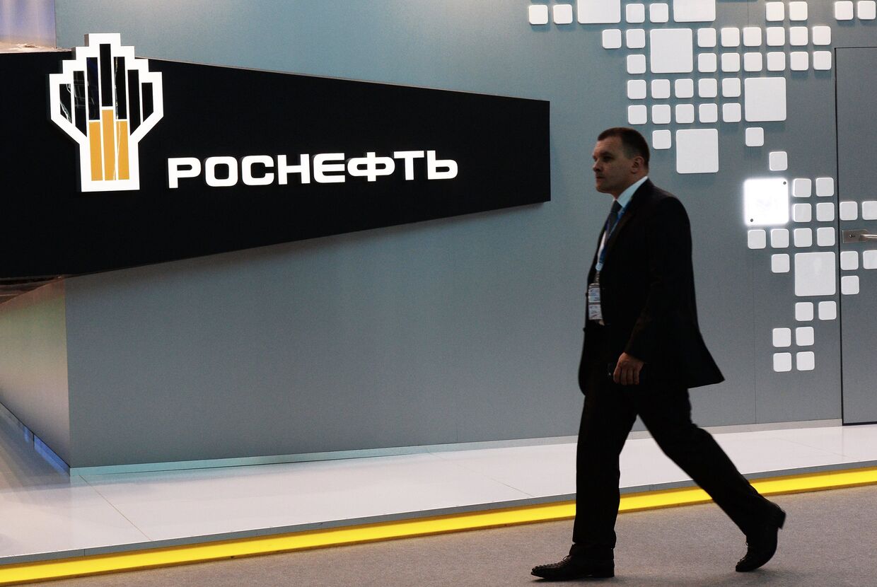 Посетитель проходит у павильона компании «Роснефть» на XIX Петербургском международном экономическом форуме.