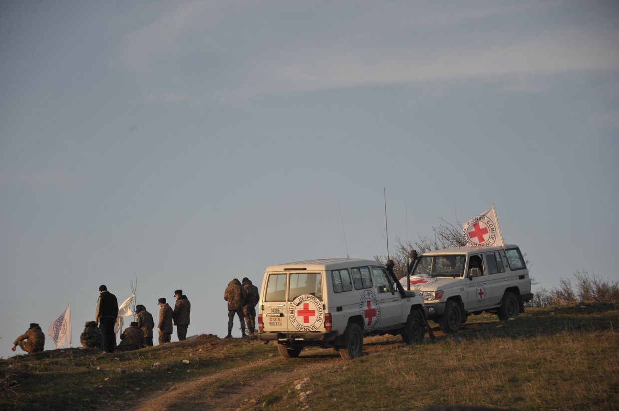 «Красный крест» на линии разграничения в Нагорном Карабахе, где ведется поиск тел погибших в столкновениях