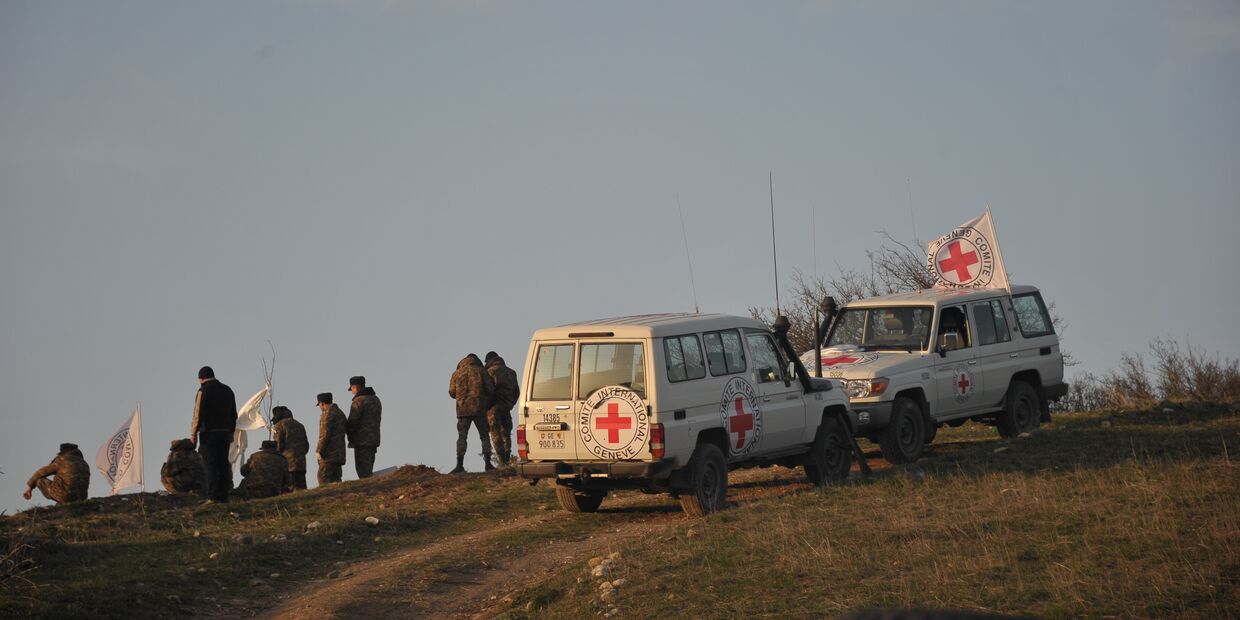 «Красный крест» на линии разграничения в Нагорном Карабахе, где ведется поиск тел погибших в столкновениях